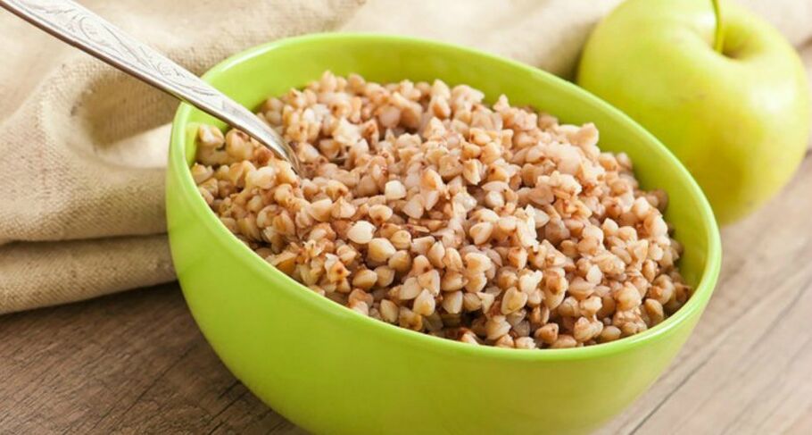 Buckwheat porridge and an apple