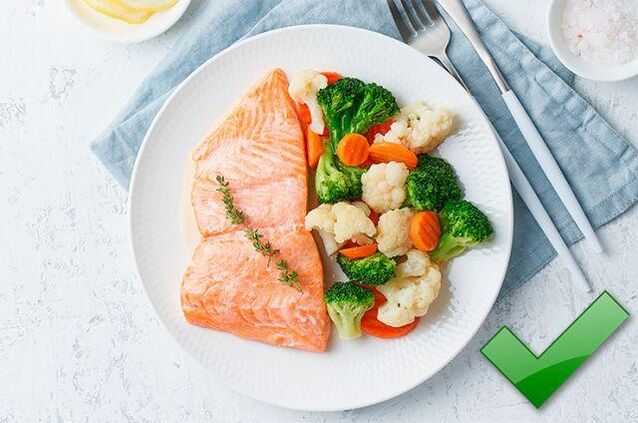 Gastritis can eat lean fish with boiled vegetables