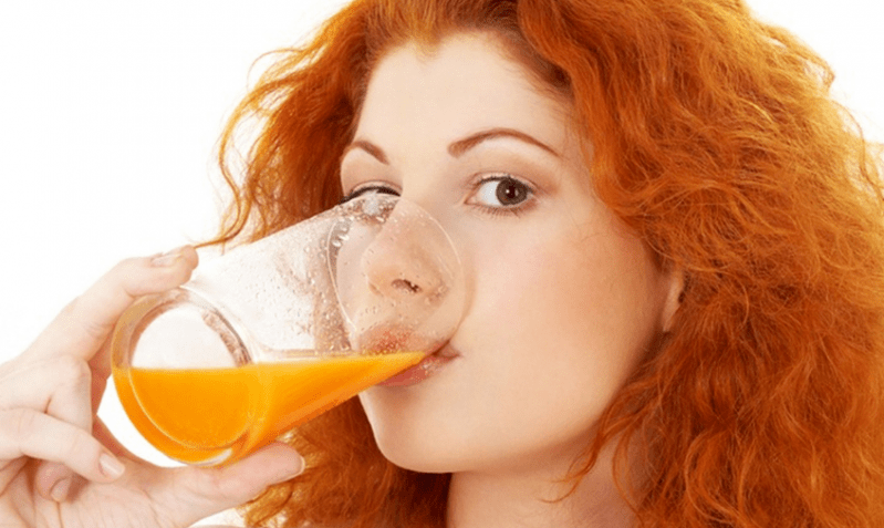 girl drinking juice while dieting